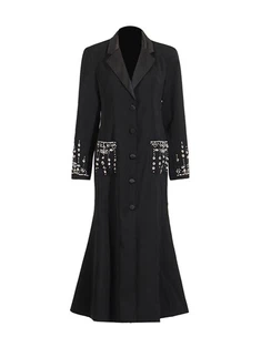 Helmillä ja timantissa varustettu pukumekko